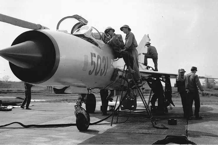  PFM算是PL的小幅改良型，其主要差異是座艙風檔由前開式單片玻璃改為前方固定擋風玻璃和後方側開式玻璃組成，擋風玻璃框架上安裝後照鏡，能稍微彌補後向視野問題；SK-1彈射座椅由更簡單可靠的KM-1彈射座椅取代，後者可在0-2.5萬公尺高度或130-1200公里/小時的條件下使用；減速傘安裝位置從機身底部改成垂直尾翼根部，這能讓減速傘在落地後仍可打開；此外蘇聯自用版的雷達、導航和敵我識別都有小幅升級 - 但外銷型號未必有。作為犧牲，PFM的推重比略低於PF型，內油相比PF型減少了100公升，最大航程也有降低，起飛所需跑道也略長。