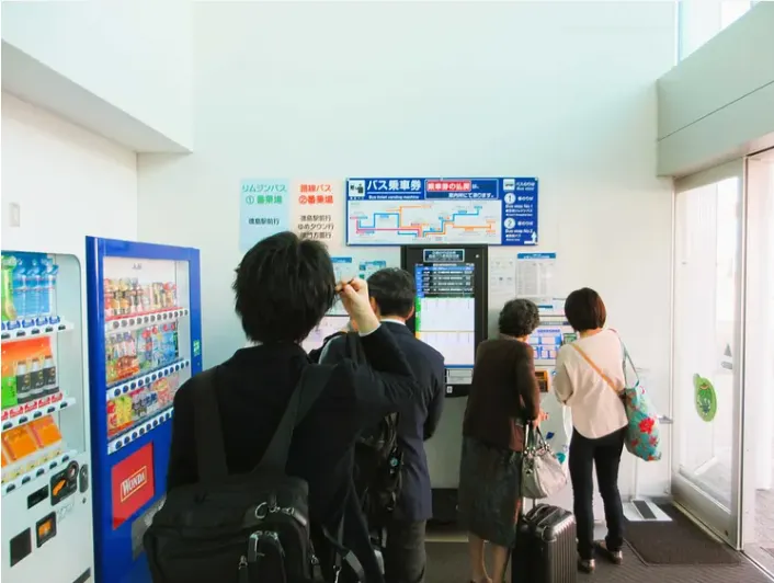 購買巴士票的機台,右手邊出去即為搭乘巴士的地方。也可以購買其它路線的巴士票