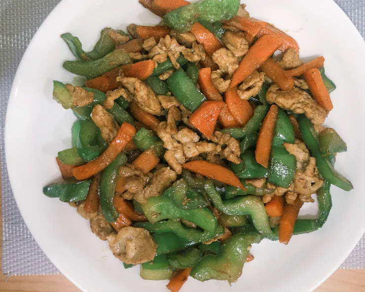 青椒炒肉片：這是我常煮的一道菜，切一切、炒一炒，配飯超讚。