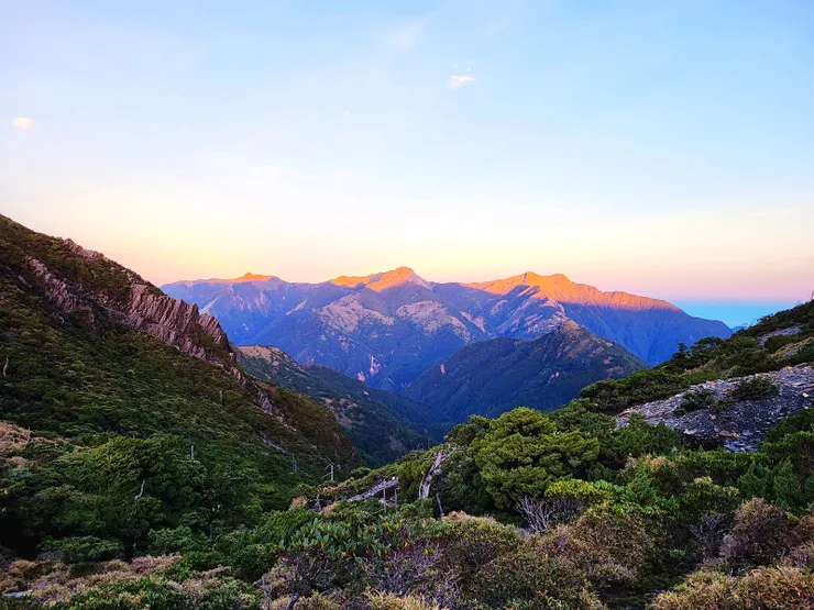 朝陽映照的玉山群峰