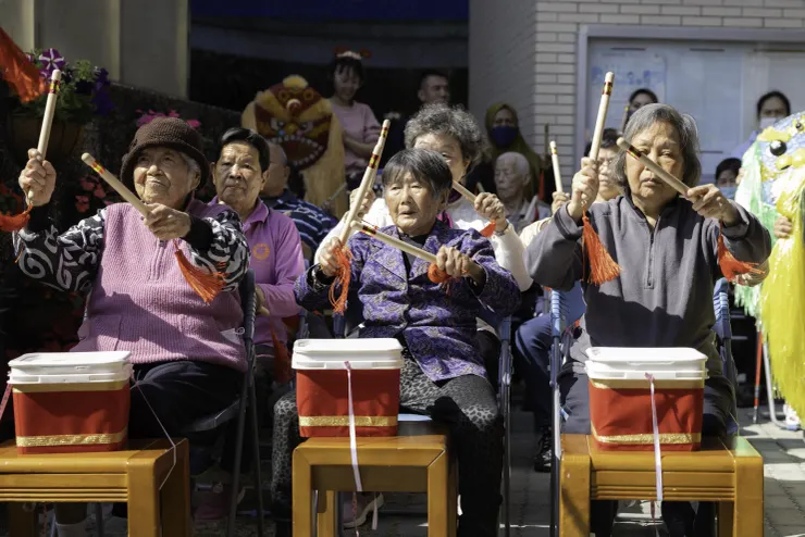 （圖說：音樂響起，長輩們精神抖擻地揮棒敲響新年的朝氣。）