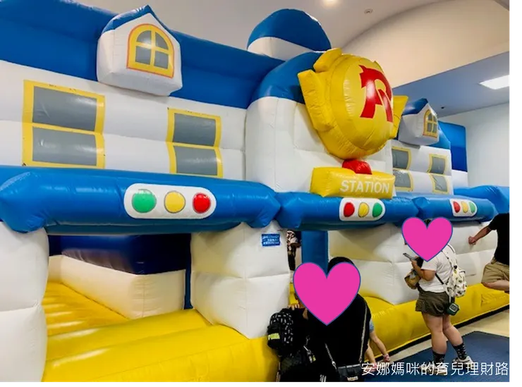 遊戲區-氣墊溜滑梯