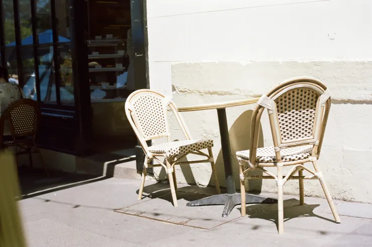 陽光與陰影對比，椅子顯得朝氣蓬勃