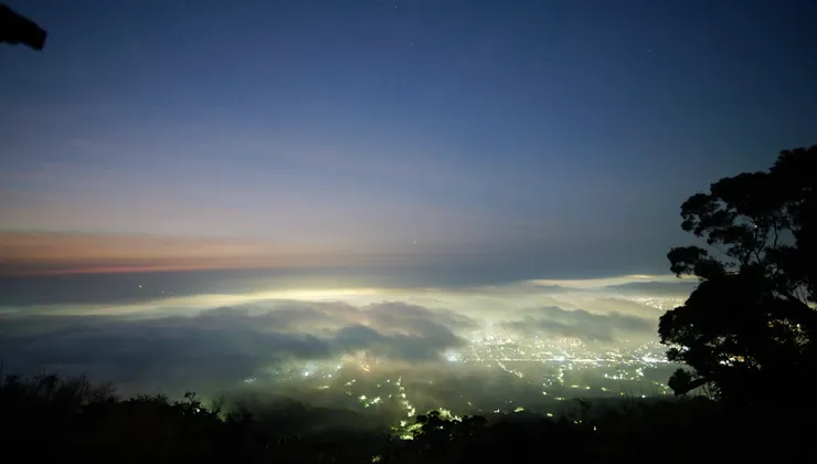 由台北港方向吹進來的雲海