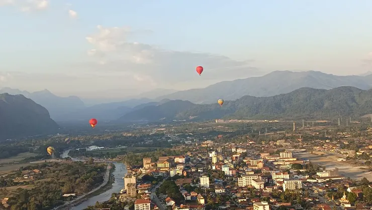寮國萬榮搭熱氣球看日落~壯闊山河景美呆了
