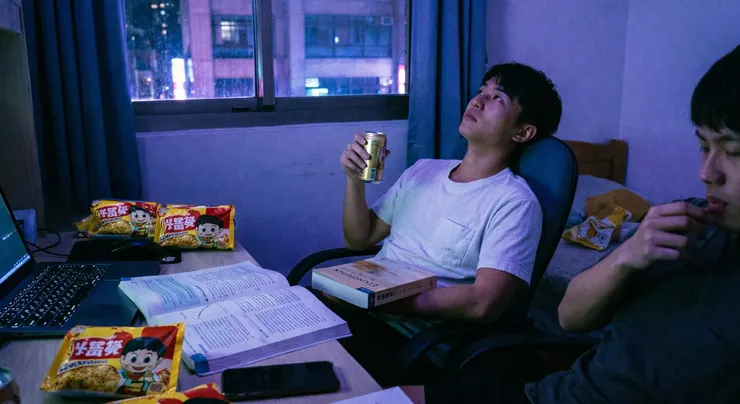 當經濟學遇上理想主義：那晚，我們在宿舍試圖修補這個破碎的世界。