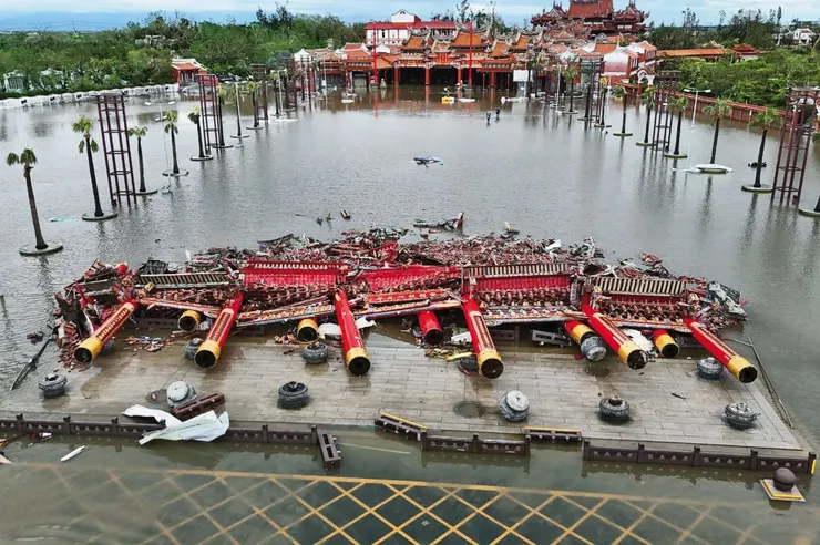 丹娜絲_「南鯤鯓代天府」敵不過12級起跳的瞬間風速，牌樓被吹倒全毀