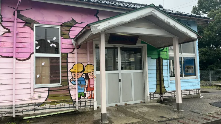 看起來是個地方小站。