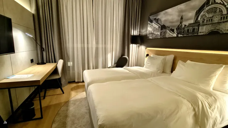 【Radissan旅館的房間，帕布建議住這裡離他家近，這也是我們歐遊40天惟一住的傳統旅館，每晚101歐。】