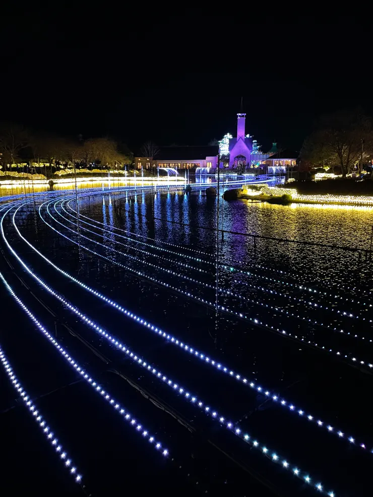 水池都有佈置燈具,還會依音樂而閃爍