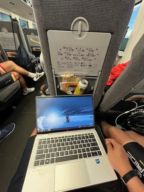 火車上繼續補完我的網誌，請忽略啤酒跟飛魚卷~