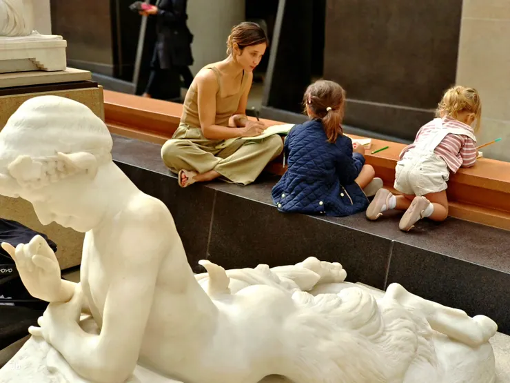 【培養孩子氣質從小開始！前景作品為艾曼紐·弗雷米耶（Emmanuel Frémiet）於 1867 年創作的《潘神與熊崽》（Pan et oursons）。】