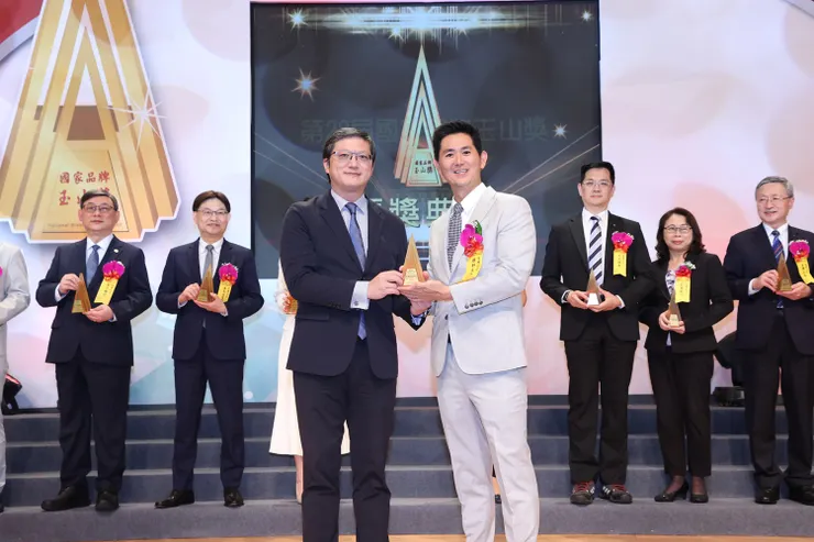 公共工程委員會 李怡德副主委(左)與婕樂纖創辦人呂世博(右)合影。婕樂纖/提供