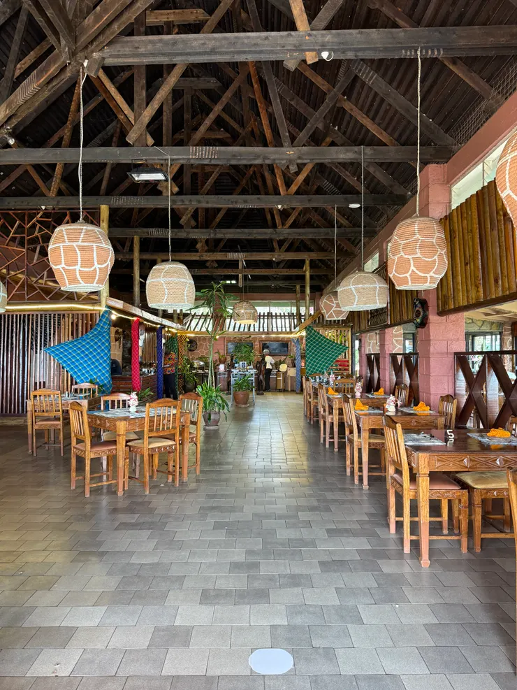 室內用餐區（三餐都在這吃）沒人的樣子