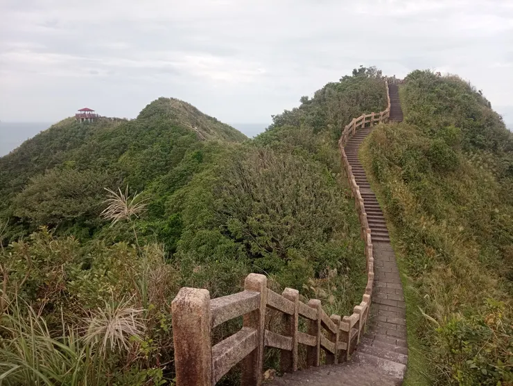 沿途步道，設有涼亭供休憩