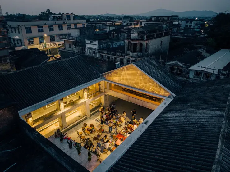 夜晚點燈後的無名營造社