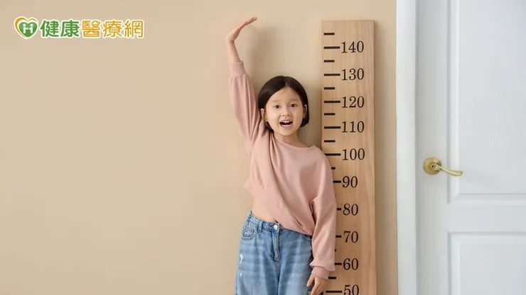 醫師提醒，最實用的做法是確實記錄身高、體重，並對照生長曲線，掌握孩子的長期落點，不建議以「吃胖」換「長高」，在兩歲前體重增加過快，反而可能提高日後代謝疾病風險。