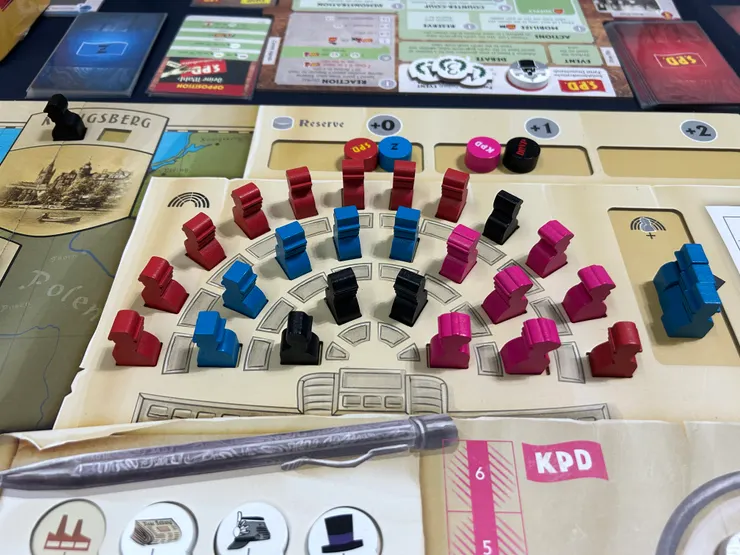 國會可以看到目前各政黨的席次分佈，遊戲一開始應該是按照 1919 年第一次國會選舉來分配，因此最大黨是社民黨（SPD）與中央黨（Zentrum）