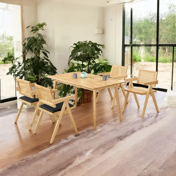 經典設計的昌迪加爾椅,隨便搭配一張實木餐桌就讓整體空間變得超有型