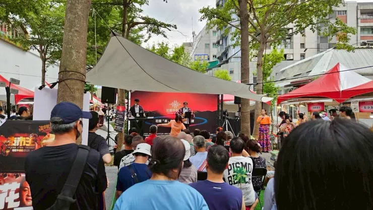 市集舞台區舉行「花蓮原音」音樂表演，吸引眾多民眾駐足聆聽，透過現場演唱展現原住民族熱情且具穿透力的歌聲。