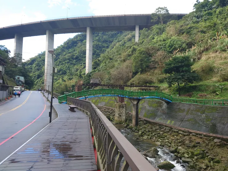 我和榕榕傻傻地沿著車道走去登山口，右邊的小橋其實是人車分離步道