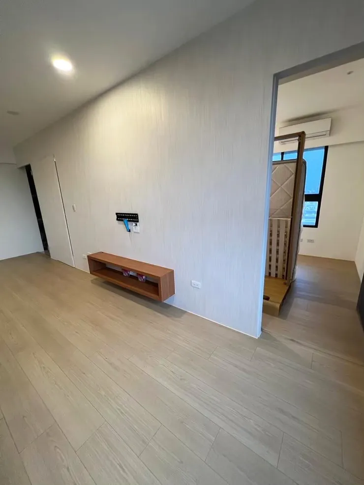 門檻處的異材質拼接處理,細緻的收邊條讓視覺過渡自然平整