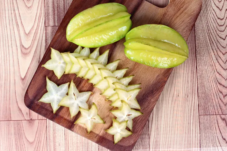 如果楊桃外皮還帶點翠綠，那代表它的個性還很「青澀」，需要帶回家再放個兩三天。圖/123RF圖庫