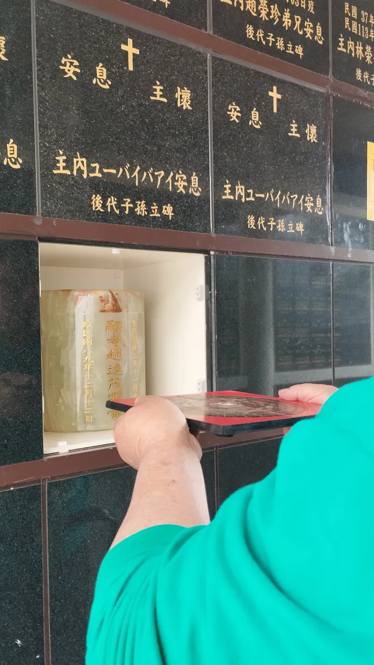 圖說填寫：用羅盤細心確認塔位，也迎來了奇妙的緣分重聚。