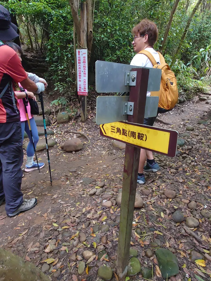 我們決定從南鞍古道上三角點