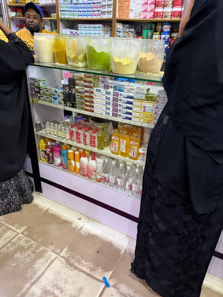當地女性瘋狂搶購的索馬利蘭式美妝店