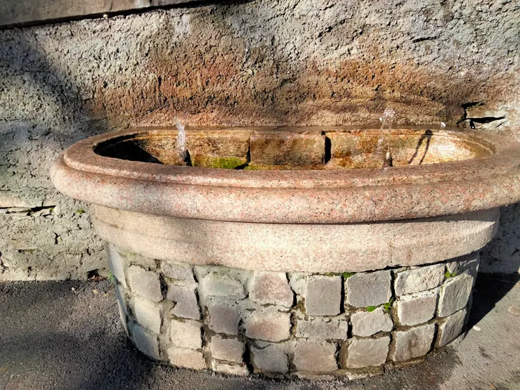 位於上城，終年不斷湧出的飲用泉