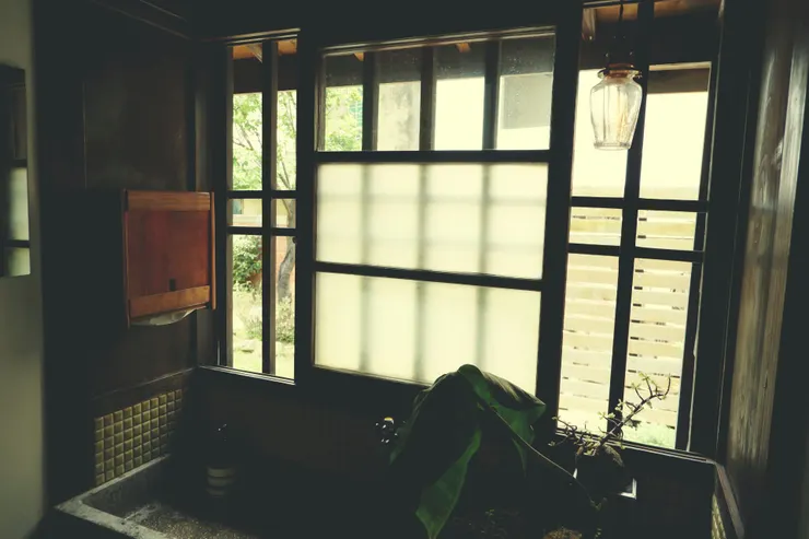 不要問為什麼會拍廁所前的洗手檯，它就神秘的藏著美感呢