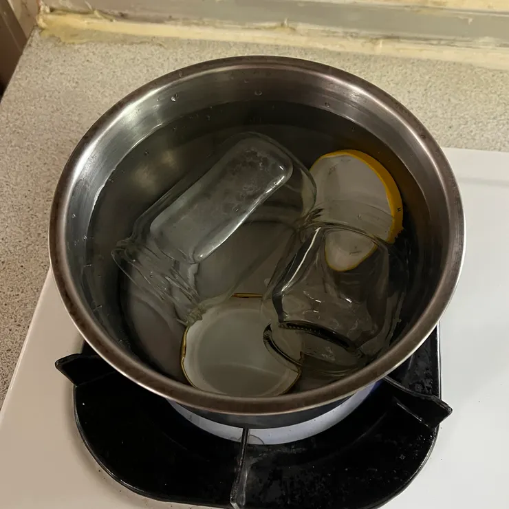 簡單用沸水殺菌就好了，熱水拿起來，因為溫度的關係其實乾得很快