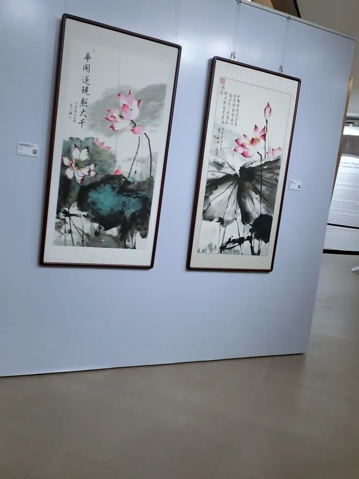 某酒店的大堂內正在舉行畫展，看介紹說作畫者很厲害，我卻完全不知道她是誰...其實畫畫得挺秀氣。