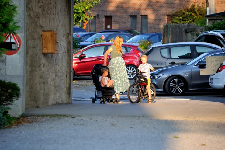 【為了四點半的敬拜老妻起個大早，唱誦聲隱隱傳出我揹著相機亂跑！我猜也是奉獻者，帶著兩個小孩，肚子裡顯然還有一個，看起來歐洲的生育率比台灣高。】