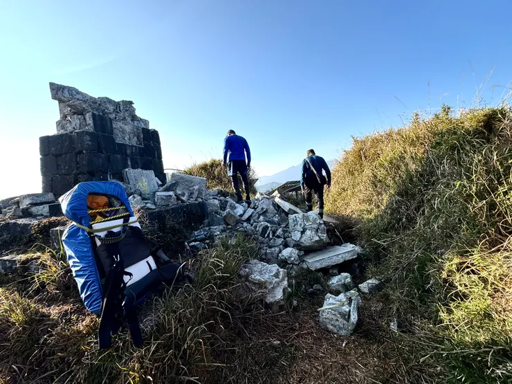 斷垣背面堆著被雷擊落的水泥石塊，觸目心驚！