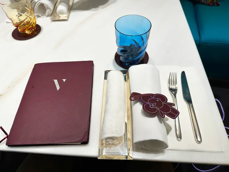 連水杯都是LV的，網路上要價NT$ 36,200...