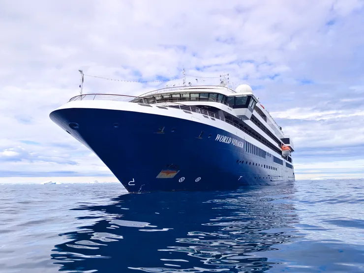 探險船噸位較小，外型及塗裝均較簡約，大多有個長下巴。南極。