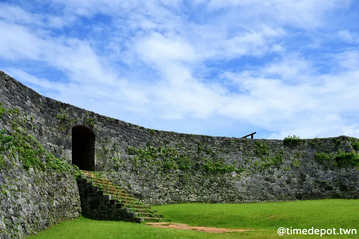 座喜味城城牆多為曲線，少了幾分古城的嚴肅感