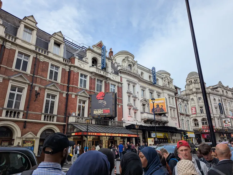 Hadestown 在我的音樂劇清單之中，原本不知道住宿地點離 Central 那麼有距離，想安排一天晚上去看，後來塞不進行程裡了，到蘇活區的劇院門口拍照過過癮。Hadestown我們去New York看。