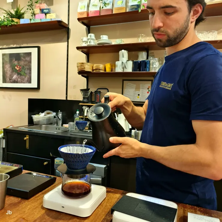 【走走瞧瞧品飲三勿猴手沖咖啡店！巴黎新興的「Terres de Café」咖啡館，網路評價應該不錯，所以怡青會帶我們來見識見識。為我們服務的帥哥。】