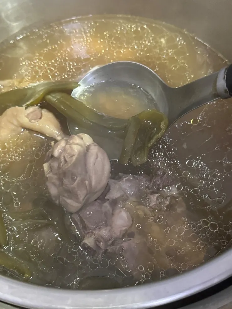 剝皮辣椒推薦｜用誠泰醬油煮出超簡單剝皮辣椒雞湯做法，懶人料理食譜分享！