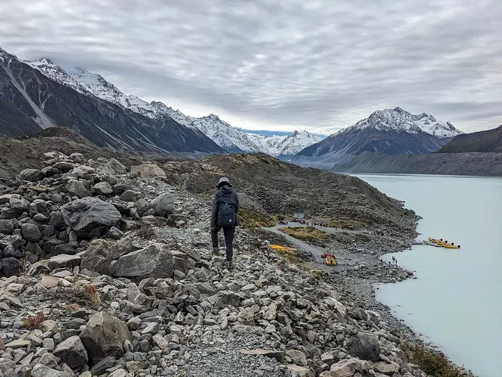 Tasman River沿著山壁走,可以抵達Tasman Lake Jetty;圖中右側為噴射艇登船處