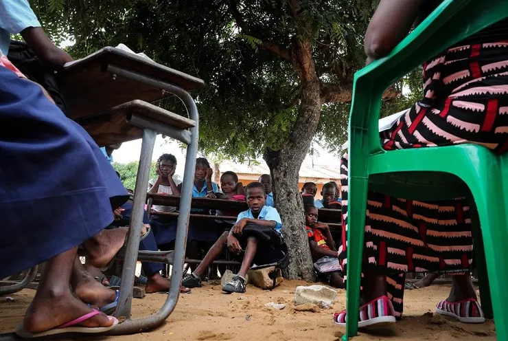 因為校舍及教室缺乏，許多低年級學生必須在戶外樹下上課