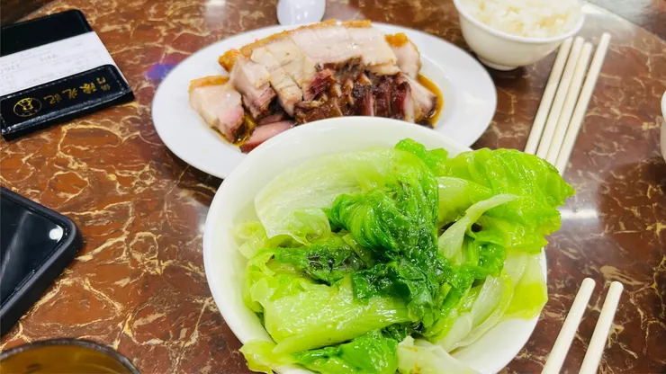 路過的燒肉，搭配我弟喊了好幾天想吃的青菜