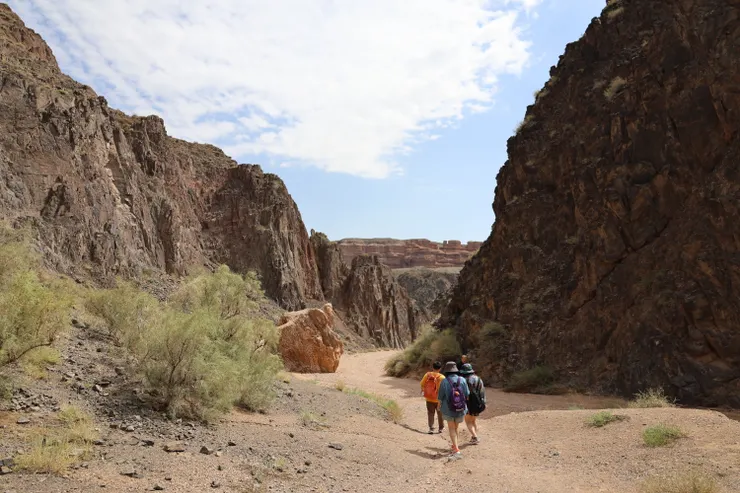 峽谷裡的健行者