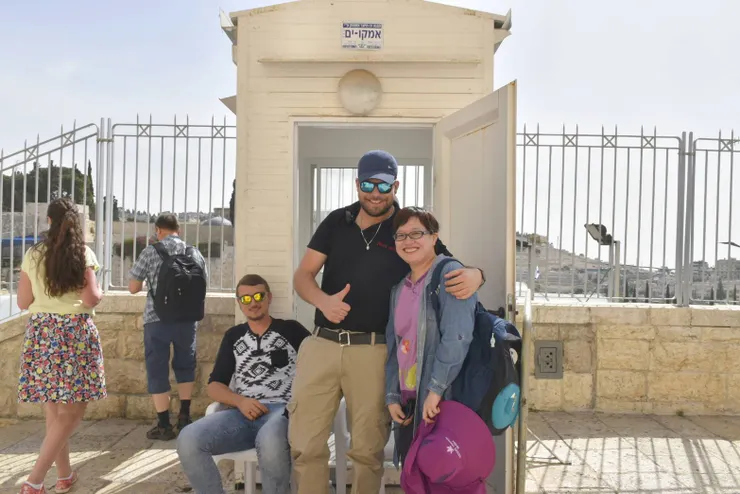 2017年4月，在聖殿山巴勒斯坦衛士和詠恩合照