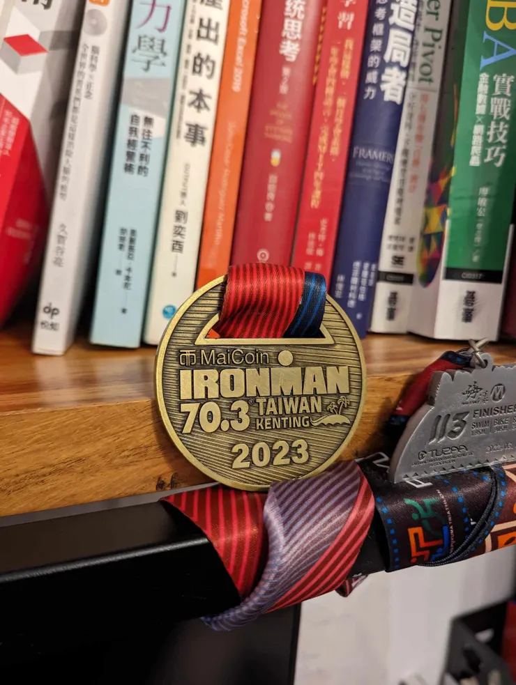 喜歡獎牌放在桌前,鼓勵自己"這麼困難是事情都完成了,還有什麼可以難倒你的嗎?"