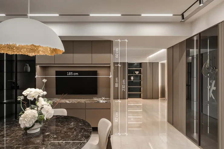 (作品呈現：綠翡翠 - 2025 室內空間裝潢新色計，以摩卡慕斯打造奢華與溫暖並存的豪宅｜高雄藝瓦室內設計)