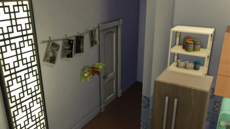 聖誕植物為這面又灰又暗的牆帶來生氣和色彩。